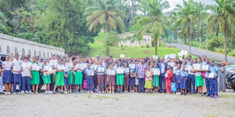 Eramet Comilog redouble d'efforts pour l'éducation avec la 2e édition des bourses YAM'NA ! Crédit Comilog.