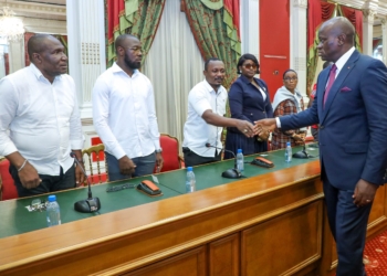 Oligui Nguema au chevet des sinistrés de Plaine-Orety : Une réunion au Palais Rénovation après une nuit sur le terrain, crédit Com PR.