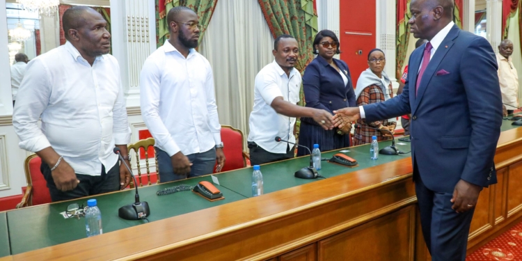 Oligui Nguema au chevet des sinistrés de Plaine-Orety : Une réunion au Palais Rénovation après une nuit sur le terrain, crédit Com PR.