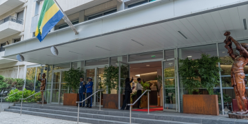 L'ambassadeur du Gabon en France bientôt sans domicile fixe ? Crédit DR.