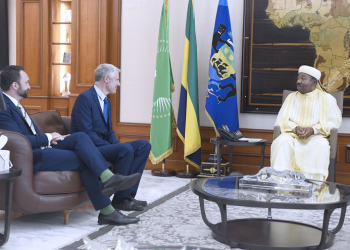 Zac Goldsmith, ministre britannique de l’environnement international, du Climat et des Forêts félicite le Président de la République, Ali Bongo Ondimba. © D.R.