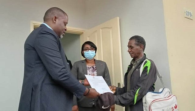 L’un des sinistrés recevant les clés de son appartement sous le regard du Premier ministre, le 12 novembre 2022 à Bikélé. © Gabonreview