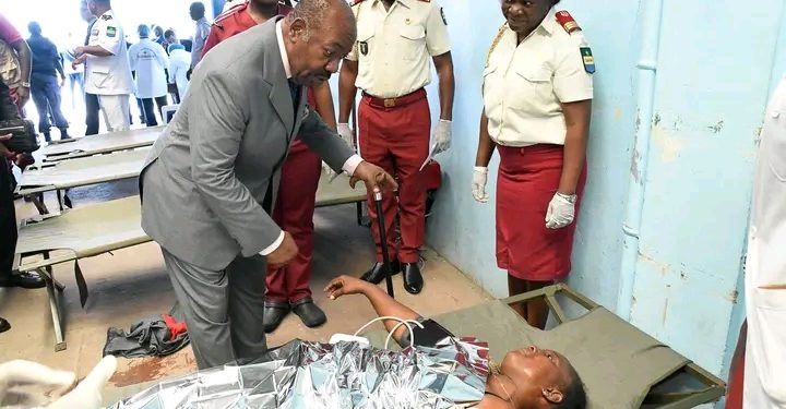 Naufrage du Bateau Esther Miracle de la société Royale Cost Marine | Ali Bongo Ondimba au chevet des rescapés. © DR.