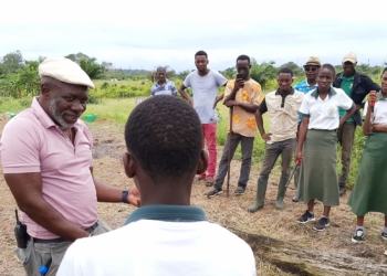 Le mercredi 26 mars dernier, Hervais Omva en immersion avec des élèves du lycée Mohamed Arissani, ex-Koweït au village agricole Graine de Bolokoboué, photo Le Confidentiel.
