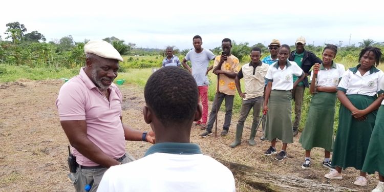Le mercredi 26 mars dernier, Hervais Omva en immersion avec des élèves du lycée Mohamed Arissani, ex-Koweït au village agricole Graine de Bolokoboué, photo Le Confidentiel.