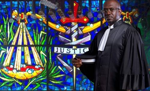 Landry Abaga Essono, président du SYNAMAG : « Il faut ensuite sortir les membres de l’exécutif et du parlement du conseil supérieur de la magistrature. Ils n’ont rien à y faire. », montage Le Confidentiel.