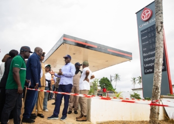 Le 1er juin, Oligui Nguema à Cocobeach, échangeant avec sa délégation, dont Mahamadou Bonkoungou, devant le chantier de la construction d'une station Gab'Oil. Photo Com PR.