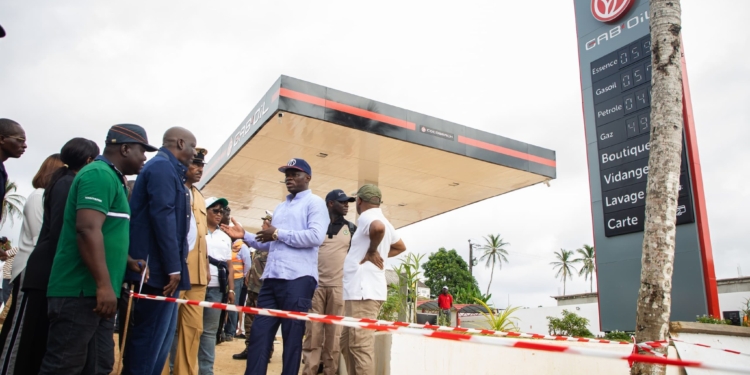 Le 1er juin, Oligui Nguema à Cocobeach, échangeant avec sa délégation, dont Mahamadou Bonkoungou, devant le chantier de la construction d'une station Gab'Oil. Photo Com PR.