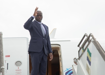 Oligui Nguema en partance pour Rome, saluant une dernière fois les officiels gabonais, le 17 mai à l'aéroport international Léon Mba. Photo Com PR.