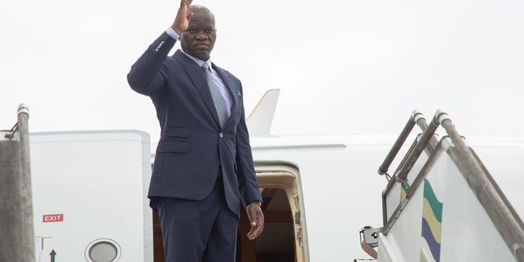 Oligui Nguema en partance pour Rome, saluant une dernière fois les officiels gabonais, le 17 mai à l'aéroport international Léon Mba. Photo Com PR.