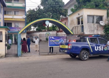 Lundi 21 le siège du PDG l'entrée protégée par une unité d'intervention de la poliice, crédit Gabonactu.