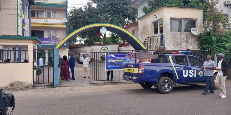 Lundi 21 le siège du PDG l'entrée protégée par une unité d'intervention de la poliice, crédit Gabonactu.
