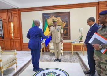 Le Président Oligui Nguema reçoit Raymond Ndong Sima pour un bilan de la campagne référendaire, crédit photo presse présidentielle.
