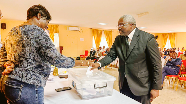 Barreau du Gabon : Le grand chelem de Raymond Obame Sima, image Gabonreview