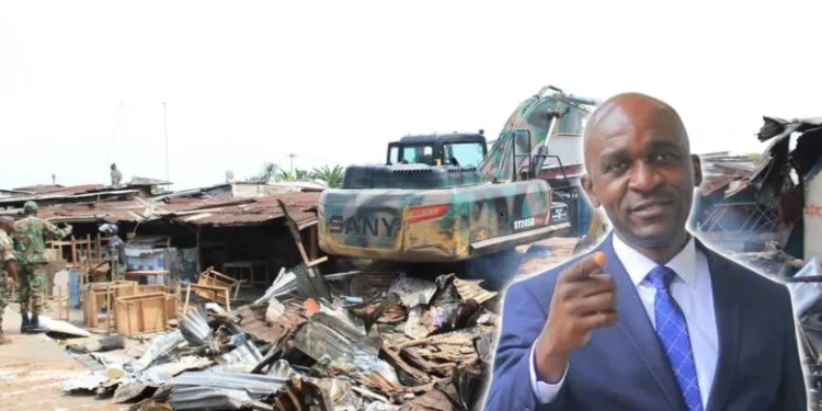 Déguerpissements à Plaine-Orety : Geoffroy Foumboula Libeka Makosso demande des comptes, montage photo Le Confidentiel.