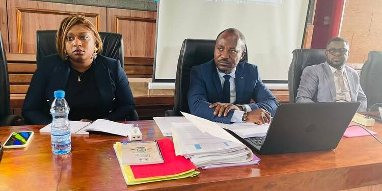 Au centre le président du Synagref Me Ndong Christ Ghislai, lors de l'assemblée générale des greffiers  © Le Confidentiel.