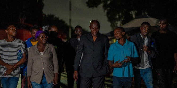 En pleine nuit, Oligui Nguema au chevet des déguerpis de Plaine-Oréty, crédit DR.
