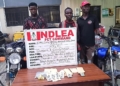 Un cliché des suspects  du réseau interpellé avec une partie de leur marchandise, crédit DR.