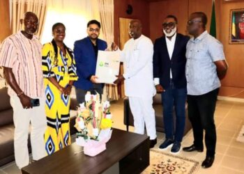 Le PDG de Olam Rubber Gabon posant avec l'une des parties prenantes de la localité de BItam © Olam Gabon.