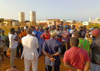 Les employés d’Impact service plus ont barricadé l’entrée principale du site de Perenco à Batanga, le 6 juin 2024 pour réclamer des meilleures conditions de travail. © GabonReview