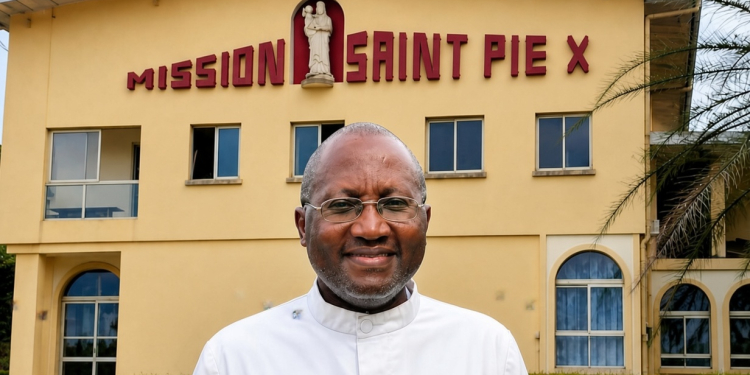 Le Père Longuelet« Il est factuellement inexact de dire que le pape nous a excommuniés » crédit photo Gabonclic.