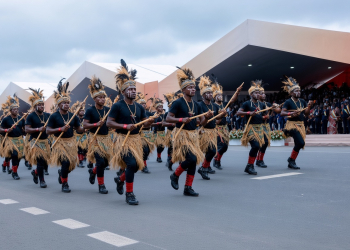 Fête de l'indépendance ivoirienne : à Yopougon, le Gabon a fait défiler sa tradition avant ses armes, crédit photo Facebook de la présidence de la République de Côte d'Ivoire.